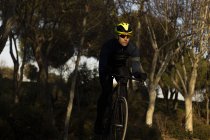 Тренування велосипедиста чоловічої статі на велодоріжці в парку — стокове фото