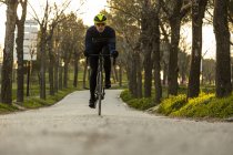 Человек-велосипедист тренируется на велосипедной дорожке в парке — стоковое фото
