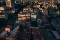 Von oben bunte Gebäude und Wolkenkratzer mit blauem Himmel auf den Straßen Kubas — Stockfoto