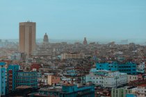 Сверху красочные здания и небоскребы с голубым небом на заднем плане на улицах Кубы — стоковое фото