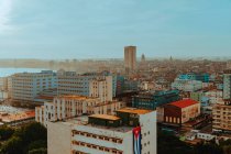 Зверху - барвисті будинки і хмарочос з блакитним небом на вулицях Куби. — стокове фото