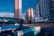Синій ретро відкритий верхній автомобіль на міській вулиці зі старими будівлями — стокове фото