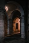 Lanterne ancienne illuminant des arches minables de l'ancien bâtiment de la cathédrale la nuit à Burgos, Espagne — Photo de stock