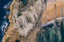 Desde arriba sereno paisaje de olas turquesas lavando playa de arena tranquila en Pielagos, Cantabria, Santander, España - foto de stock