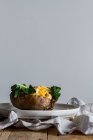 Ovo frito em batata em mesa de madeira com cogumelos fritos queijo ralado e ervas — Fotografia de Stock