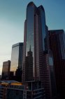 De baixo de arranha-céus modernos com céu azul no fundo ao entardecer em Dallas, Texas EUA — Fotografia de Stock