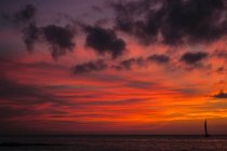 Paesaggio mozzafiato di vasto oceano sotto cielo colorato luminoso al tramonto — Foto stock