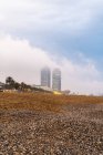 Мирный пейзаж пустого городского побережья и бирюзовые пенные волны под облачным небом в яркий день — стоковое фото