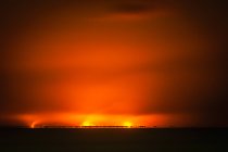 Paysage à couper le souffle d'un vaste océan sous un ciel lumineux et coloré au coucher du soleil — Photo de stock