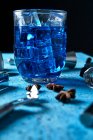 Синий напиток и инструменты бармена на столе — стоковое фото