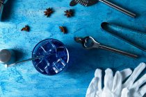 Bebida azul e ferramentas de barman na mesa — Fotografia de Stock