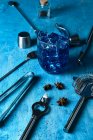 Bebida azul y herramientas de camarero en la mesa - foto de stock