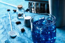 Bevanda blu e strumenti da barista sul tavolo — Foto stock