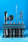 Modernes Edelstahl-Set arrangierter Barkeeper-Ausrüstung im Ständer auf blauem Tisch — Stockfoto
