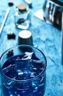Синій напій і бармен інструменти на столі — стокове фото