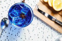 Синій коктейль з льодом у склянці — стокове фото