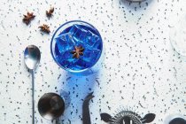 Deliciosa bebida azul con hielo en vidrio - foto de stock