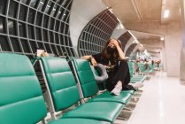 Turista femminile frustrato con maschera che tocca la testa in aeroporto — Foto stock