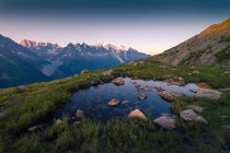 Von oben kleiner klarer See mit Stein auf dem Boden, der den Himmel hoch in den Bergen in Chamonix, Mont-Blanc, reflektiert — Stockfoto
