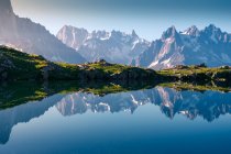 Кришталеве озеро, що відображає засніжені гори в яскравий день — стокове фото
