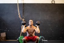 Hombre haciendo ejercicio con pesas - foto de stock