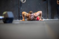 Fit man doing push-ups — Stock Photo