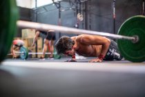 Fit man doing push-ups — Stock Photo