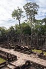 Сценический ландшафт руин религиозного индуистского храма Ангкор-Ват в тропиках Камбоджи — стоковое фото