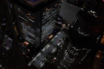 D'en haut vue pittoresque des gratte-ciel éclairés et des rues du centre-ville au Japon — Photo de stock
