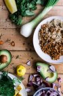 Verschiedene Gemüsesorten und Zutaten auf rustikalem Tisch — Stockfoto