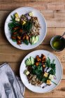 Вкусное овощное блюдо в тарелках на столе — стоковое фото