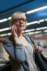 Geschäftsfrau telefoniert auf Bahnhof — Stockfoto