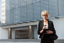 Empresaria con bloc de notas en la calle - foto de stock