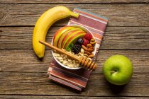 Schüssel mit Nüssen Obst und Beeren mit Honigdipper — Stockfoto
