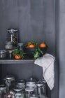 Orangene Mandarinen in keramischer Zierschale im Regal — Stockfoto