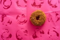 Пончик на розовом фоне — стоковое фото