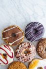 Vielzahl von Donuts auf Marmorhintergrund — Stockfoto