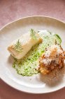 Salsa alla panna per gustoso piatto di pesce con erbe su sfondo rosa nel ristorante — Foto stock