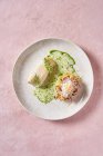 Cremesauce zu leckerem Fischgericht mit Kräutern auf rosa Hintergrund im Restaurant — Stockfoto