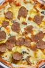 Dall'alto vista di tartufo fresco su pizza saporita — Foto stock