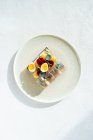 Leckeres Fischsandwich mit frischem Gemüse und gekochten Wachteleiern auf dem Teller im Café — Stockfoto