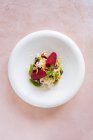 Primo piano piccola porzione di insalata di verdure gustosa posta sul piatto nel ristorante — Foto stock