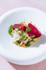Nahaufnahme kleine Portion schmackhaften Gemüsesalat auf Teller im Restaurant platziert — Stockfoto