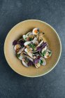 Dall'alto cozze appetibili servite con peperoncino tagliato e foglie di basilico fresco nel piatto del ristorante — Foto stock
