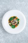 Von oben schmackhafter Gelee-Fisch mit frischem Kaviar und Gemüse auf weißem Hintergrund — Stockfoto