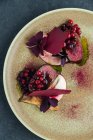 Vista superior de delicioso bife raro servido com frutas cortadas e molho de cranberry doce na placa no café — Fotografia de Stock