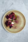 Vista dall'alto di deliziose bistecche rare servite con frutta tagliata e salsa di mirtilli rossi dolci sul piatto nel caffè — Foto stock