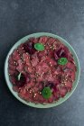 Карпаччо из мясных блюд с вареной свеклой на тарелке в ресторане — стоковое фото