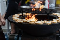 Dall'alto della cucina tradizionale paella di strada in bancarella mercato con tenda il giorno nuvoloso — Foto stock