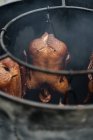 Desde arriba de cocinar pollo frito en tandoor en puesto de mercado - foto de stock